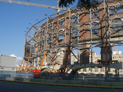 placa de toros les arenes<br />
drifting in the air
